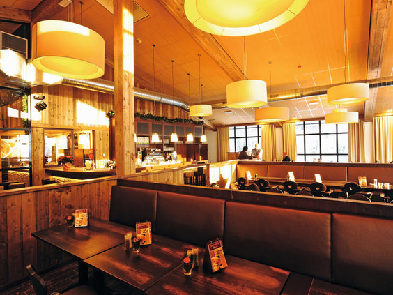 De sfeervolle en warme inrichting van het restaurant bij Landal Winterberg, met houten details en comfortabele zithoeken.