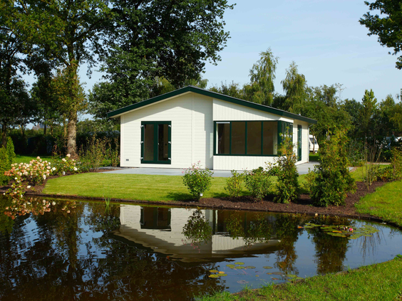 Een vrijstaand chalet, prachtig gelegen aan een vijver te midden van het groen op Vakantiepark Leuvert.