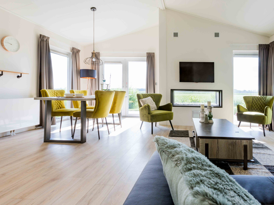Het ruime en modern ingerichte interieur van een vakantiehuis op Vakantiepark Leuvert, met een grote eethoek en comfortabele zithoek.