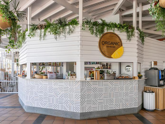 De trendy 'Organic' bar van Parque Cristobal waar gezonde, verse sappen, smoothies en snacks worden geserveerd.