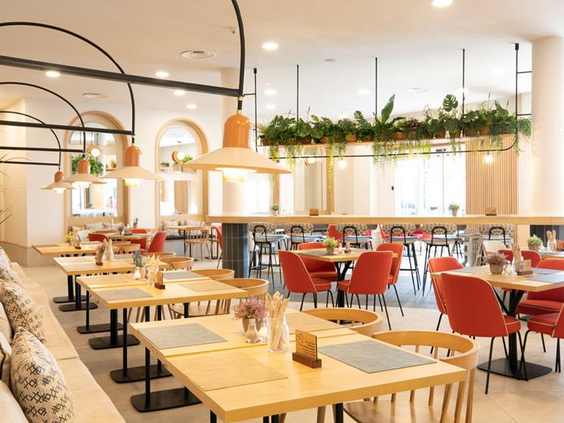 Het sfeervol ingerichte buffetrestaurant van Parque Cristobal met gedekte tafels en een frisse, moderne uitstraling.