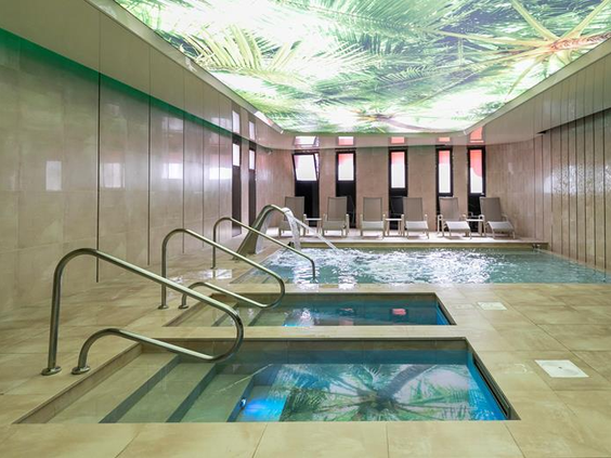 De luxe wellness en spa van Parque Cristobal met een binnenzwembad, hydrotherapie jets en ontspannende sfeer.