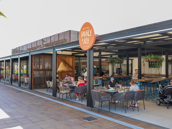 Het gezellige terras van het restaurant bij Parque Cristobal waar gasten genieten van een maaltijd of drankje in de zon.