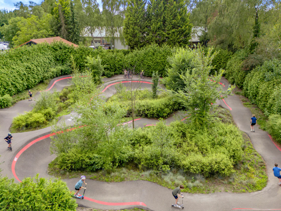 Luchtfoto van de uitdagende pumptrack baan voor fietsen en steps