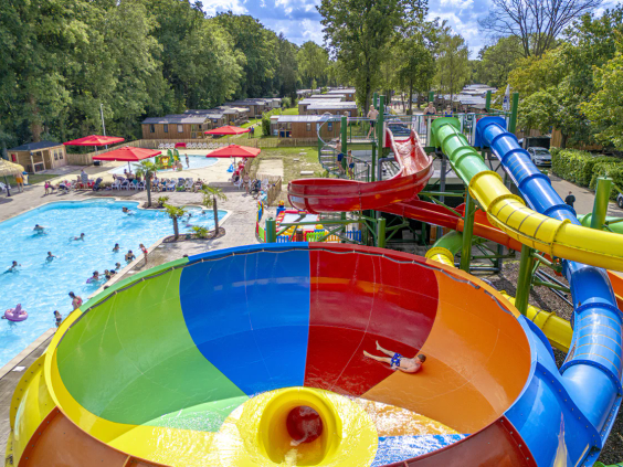 Bovenaanzicht van het waterpark met de Space Bowl glijbaan op de Ponderosa