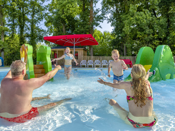 Gezin speelt in de waterspeeltuin op camping Capfun Ponderosa in Brabant
