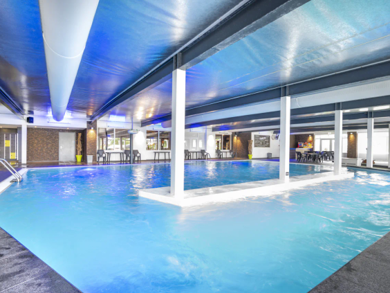 Groot binnenzwembad met modern interieur op Capfun Ponderosa