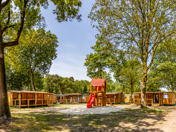 Speeltuin gelegen tussen de lodges en vakantiewoningen