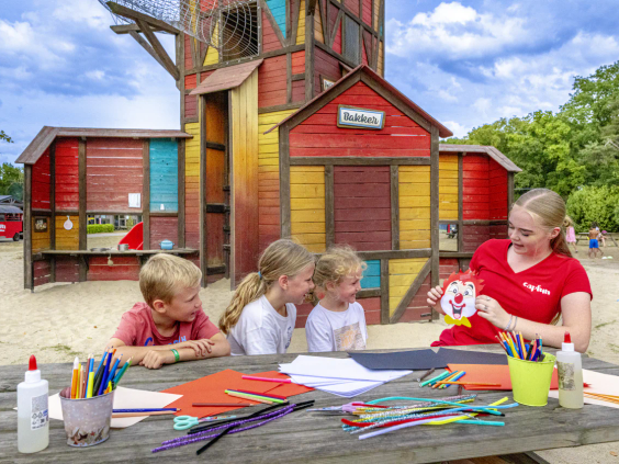 Kinderen zijn creatief aan het knutselen met stiften onder begeleiding van de animatie