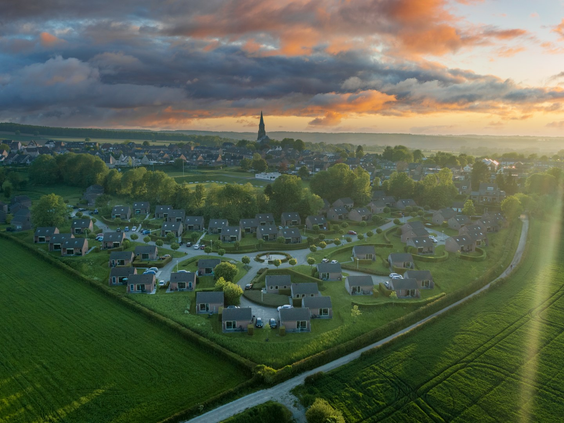 Adembenemende zonsondergang over Vakantiepark Reevallis en het heuveldorp Vijlen in Zuid-Limburg.