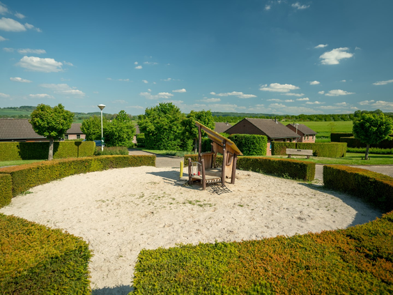 Kinderen kunnen spelen met water en zand bij de waterpomp in de grote zandbak op Vakantiepark Reevallis.