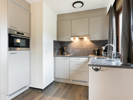 Interieur van een vakantiehuis op Reevallis met een moderne, compleet ingerichte witte keuken.