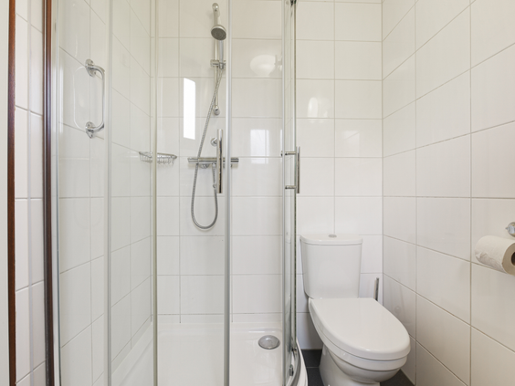 Nette, moderne badkamer met een inloopdouche in een vakantiehuisje op Vakantiepark Reevallis.