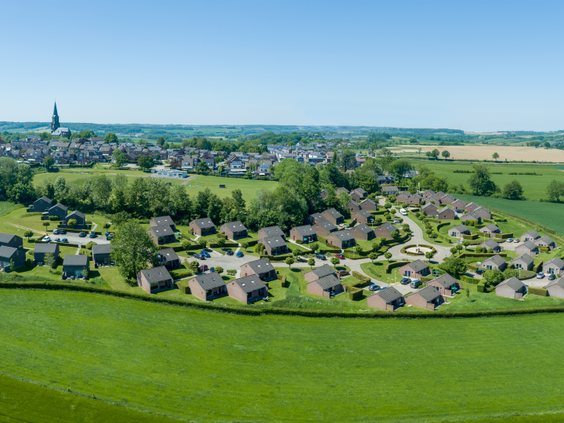 Weids overzicht van Vakantiepark Reevallis en het dorpje Vijlen, gelegen in het groene landschap van Zuid-Limburg.