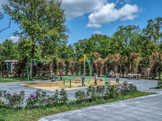 De waterspeeltuin met verschillende waterfonteinen en sproeiers op Vakantiepark Schaijk in Brabant, waar kinderen kunnen afkoelen.