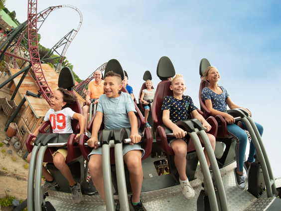 Kinderen gillen van plezier in de karretjes van de Gold Rush achtbaan in Attractiepark Slagharen tijdens de lancering.