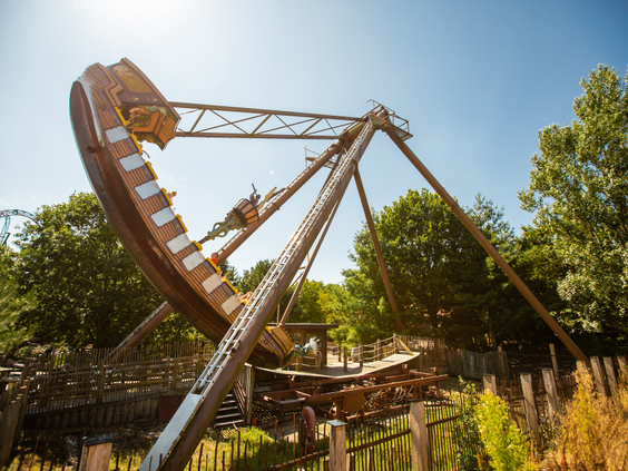 Het grote schommelschip 'De Piraat' in Attractiepark Slagharen zwaait hoog door de lucht.