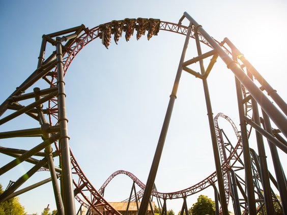 De Gold Rush achtbaan maakt een looping tegen de heldere zon in Attractiepark Slagharen.