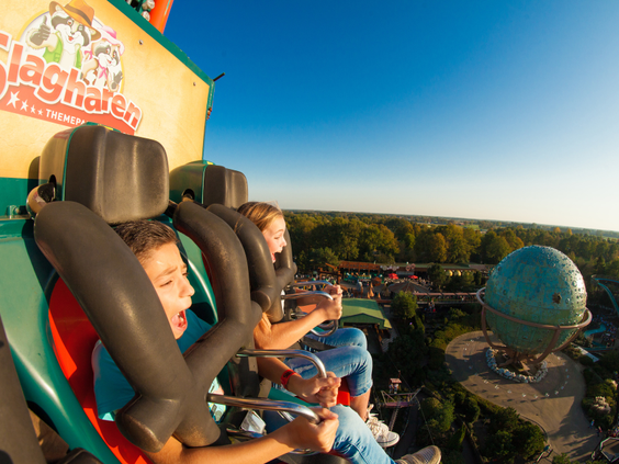 Twee jongens genieten van het uitzicht vlak voordat de Free Fall attractie in Attractiepark Slagharen naar beneden valt.