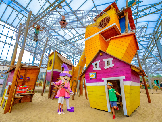 De kleurrijke Happy Kids Club binnenspeeltuin op camping het Stoetenslagh