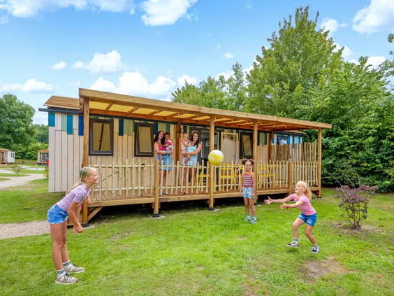 Exterieur van een sfeervol houten vakantiehuisje tussen de bomen