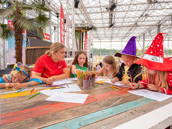 Kinderen maken de mooiste kunstwerken tijdens het knutselen bij de animatie