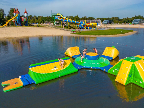 Het spectaculaire opblaasbare aquapark op het recreatiemeer