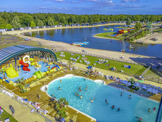 Luchtfoto van het buitenzwembad en het recreatiemeer van Capfun het Stoetenslagh in Overijssel