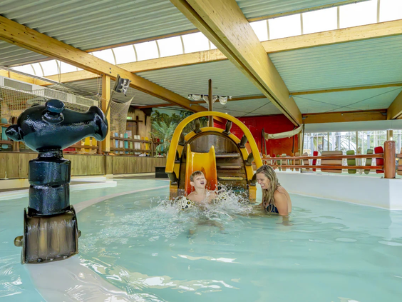 Peuters spelen veilig in het ondiepe water van het binnenzwembad