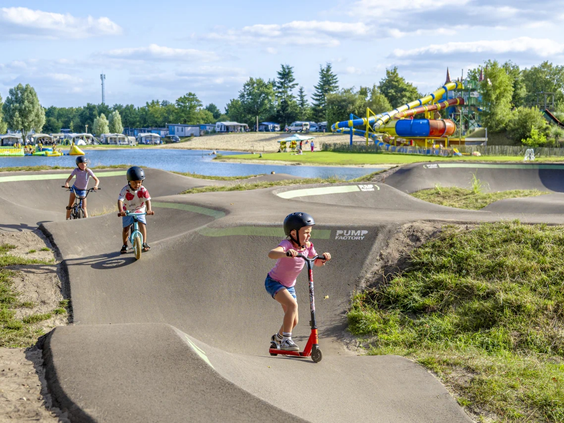 Kinderen op de pumptrack baan van Capfun het Stoetenslagh in Overijssel