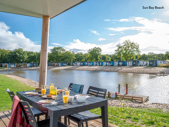 Ontbijt op het terras van een vakantiehuis direct aan het recreatiemeer