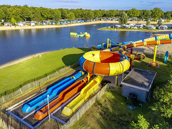 Spectaculair bovenaanzicht van de grote waterglijbanen bij het strand