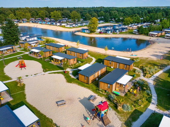 Luchtfoto van waterpark en recreatieplas met faciliteiten Stoetenslagh