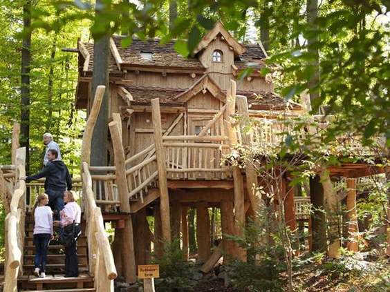Een luxe, houten boomhut in het bos van Vakantiepark Tripsdrill, een unieke overnachtingsplek voor families.
