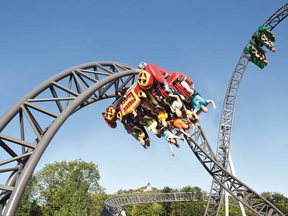 De spectaculaire katapult-achtbaan 'Karacho' in Erlebnispark Tripsdrill die met hoge snelheid ondersteboven door een looping gaat.