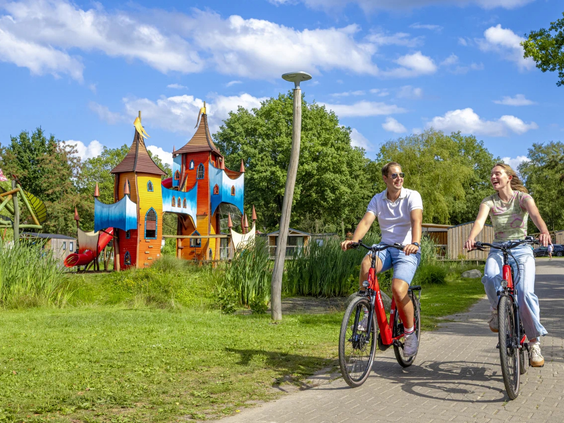Een gezin fietst over de paden van Capfun Vlinderloo in Enschede