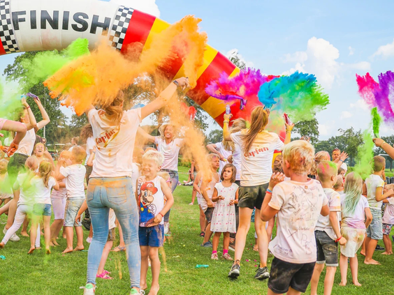 Kinderen vieren feest met kleurenpoeder tijdens een activiteit van de animatie