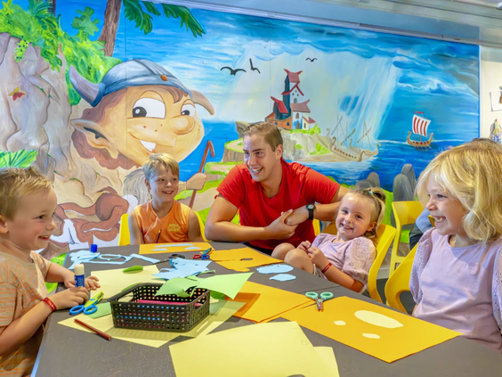 Kinderen zijn creatief aan het knutselen in de Kids Club van de animatie