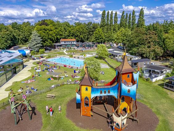 Luchtfoto van het speelkasteel en het zwembadgedeelte op het park