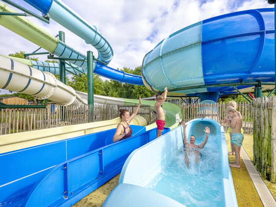 Een grote blauwe tunnelglijbaan in het waterpark van Capfun Vlinderloo