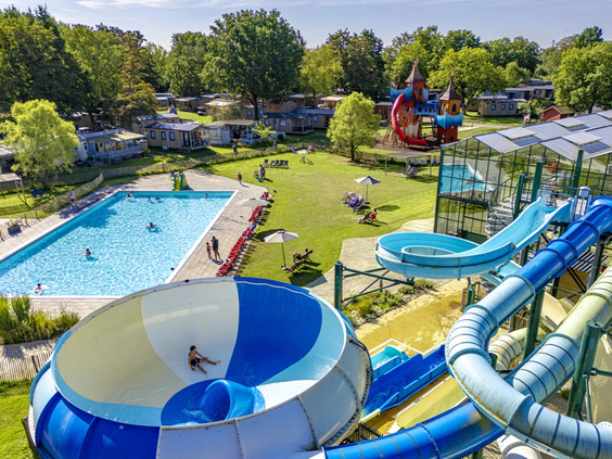 De blauwe Space Bowl glijbaan in het waterpark van Capfun Vlinderloo