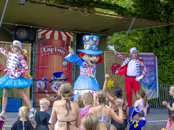 Het animatieteam verzorgt een show op het podium voor de gasten