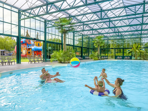 Kinderen spelen in het verwarmde binnenzwembad van Capfun Vlinderloo