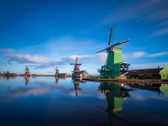 Traditionele Hollandse windmolens aan het water bij de Zaanse Schans, een populaire bezienswaardigheid nabij Volendam.