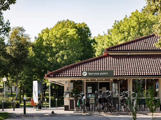 De fietsverhuur bij Vakantiepark Weerterbergen, waar je fietsen en skelters kunt huren om het park te verkennen.