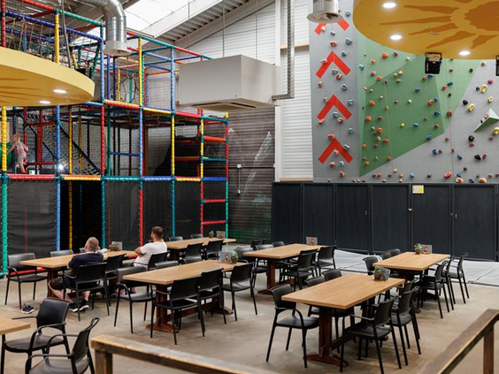 Het grote indoor speelparadijs met klimrekken en een hoge klimwand waar kinderen zich kunnen uitleven op Vakantiepark Weerterbergen.
