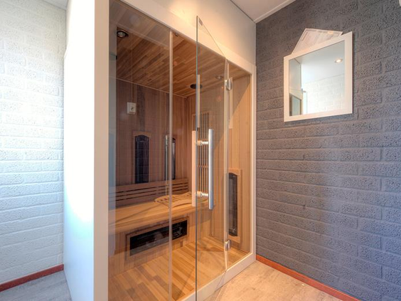 De luxe privé infraroodsauna in een wellness bungalow op Vakantiepark Weerterbergen voor ultieme ontspanning.