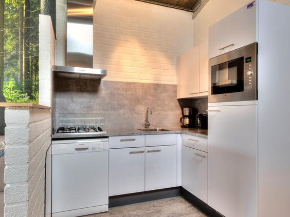 De moderne, witte en volledig uitgeruste keuken in een van de vakantiebungalows op Vakantiepark Weerterbergen.