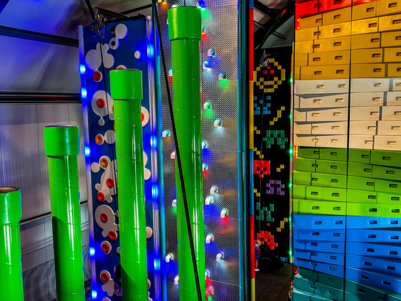 Verschillende uitdagende klimonderdelen in het indoor klimparadijs van Vakantiepark Westerbergen in Drenthe.