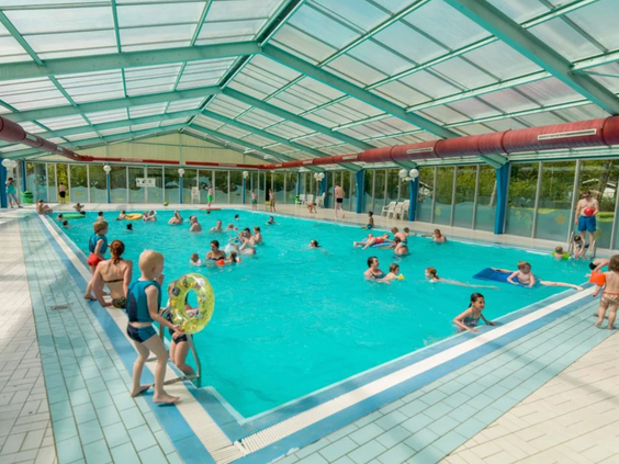 Kinderen en gezinnen genieten van het water in het overdekte binnenzwembad van Vakantiepark Westerbergen in Drenthe.